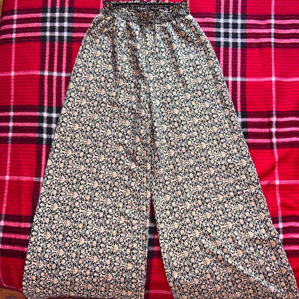Womens high-waisted, wide-leg floral print pants!